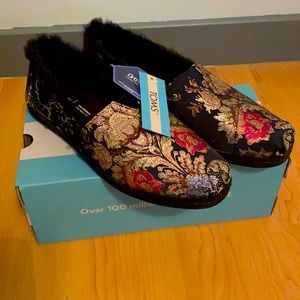 Gorgeous Brand New Toms Alpargata Leather Wrap Faux Fur Lined Black Brocade
